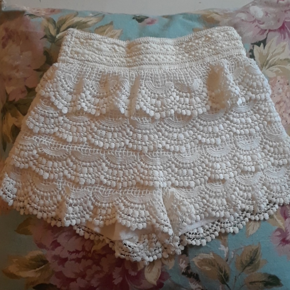 Lace Teared Ruffled Mini shorts